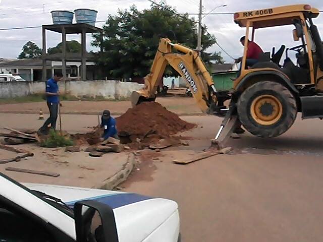 Caerd em ação: Nova Mamoré - Retirada de vazamento na rede de 160mm - 18/11/2013