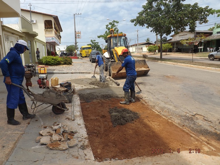 Manutenção nas vias em Ji-Paraná, após conserto de vazamento