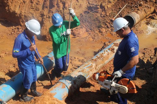 Manutenção na rede adutora de água tratada, localizada na Estrada de Ferro Madeira Mamoré