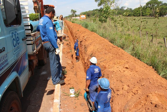 Equipe trabalhando na extensão da rede em Rolim de Moura - 10.10.2012